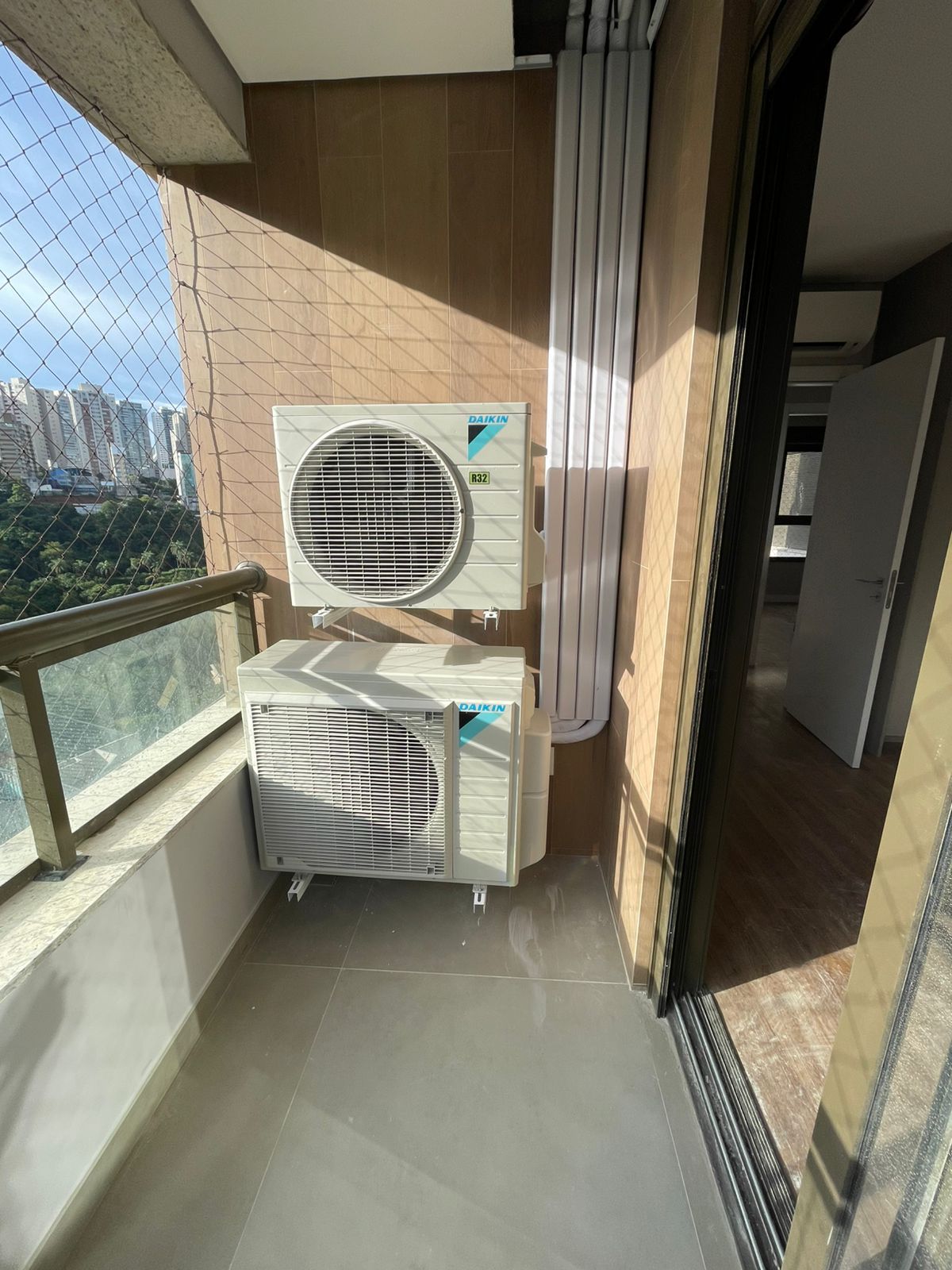 Condensadoras Daikin instaladas em varanda