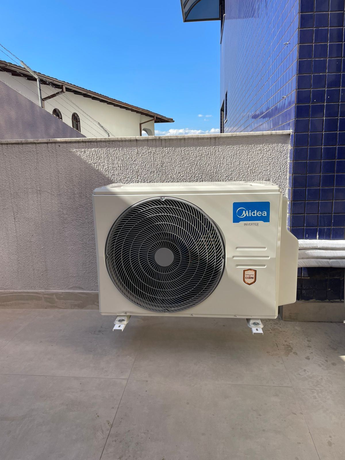 Condensadora Midea instalada